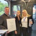 Zwei Mitarbeiterinnen nehmen den Preis Logistik ist weiblich vom Staatsminister für Wohnen, Bau und Verkehr entgegen.